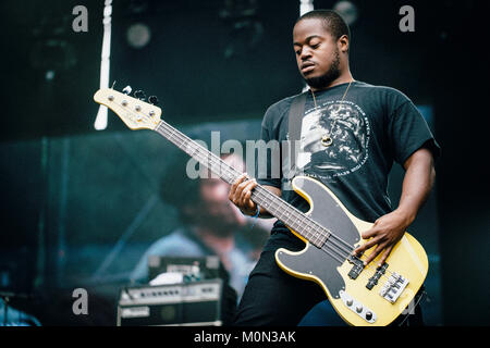 Le groupe punk américain Cerebral Ballzy effectue un concert live à la Polish music festival Off Festival 2014 à Katowice. Le groupe vient de Brooklyn, New York et a été créé en 2008. Ici le bassiste Melvin 'Mel' Honore est représenté sur scène. La Pologne, 01/08 2014. Banque D'Images
