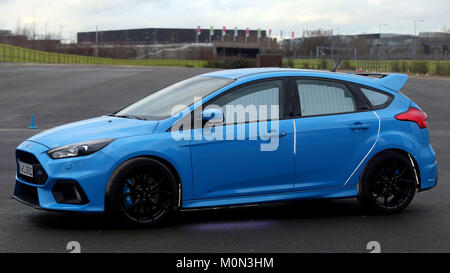 Une Ford Focus RS, à bord de Stratford à Londres, affiche son 'buzz' par lequel certains feux s'allumer dans l'air à l'émotions. Banque D'Images