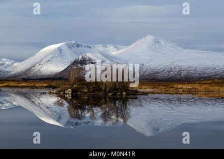 Mont Noir réfléchissant sur Lochan na h-Achlaise en hiver Banque D'Images