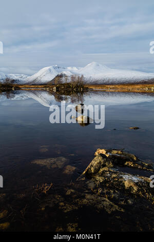Mont Noir réfléchissant sur Lochan na h-Achlaise en hiver Banque D'Images
