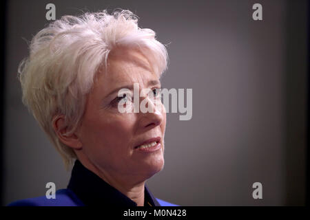 L'actrice Emma Thompson, présidente de la Helen Bamber Foundation, lors d'une visite à Inverleith House, Édimbourg, où elle a recueilli un don au nom de l'organisme de bienfaisance des droits de l'homme pour &Acirc; 500,000 £ de la Loterie du code postal du peuple. Banque D'Images