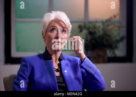 L'actrice Emma Thompson, président de la Fondation Helen Bamber, lors d'une visite à Inverleith House, Edimbourg, où elle a reçu un don au nom de l'organisme de bienfaisance pour les droits de l'homme &Acirc ;&pound;500 000 de la Postcode Lottery. Banque D'Images