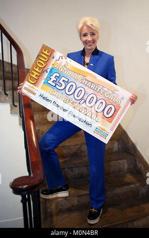 L'actrice Emma Thompson, présidente de la Helen Bamber Foundation, lors d'une visite à Inverleith House, Édimbourg, où elle a recueilli un don au nom de l'organisme de bienfaisance des droits de l'homme pour 500,000 £ de la Loterie du code postal du peuple. Banque D'Images