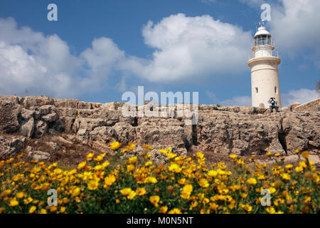 Paphos, Chypre - 16 mars 2016 : sous le point phare de Paphos péninsule. Le phare a été construit en 1888, et sa lumière peut être vu f Banque D'Images