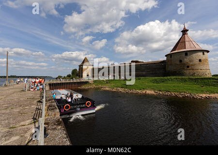 Forteresse Oreshek, Shlisselburg, Russie - Août 9, 2015 : les touristes dans le bateau voyage à la forteresse Oreshek. La forteresse fondée en 1323 est inclus je Banque D'Images