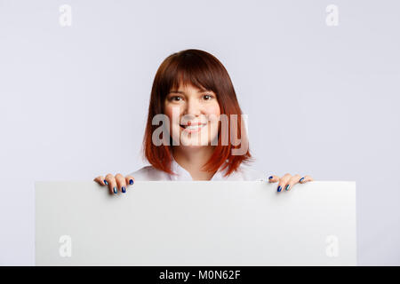 Photo de femme cook en blouse blanche avec une feuille blanche pour l'inscription Banque D'Images