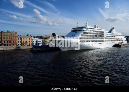 Saint-pétersbourg, Russie - le 23 juin 2015 : bateau de croisière Silver Whisper ancrées à l'anglais. La chemise de SILVERSEA peuvent accueillir 382 Entreprise Banque D'Images