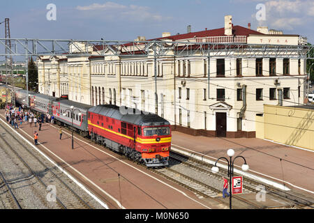 Toula, Russie - le 23 mai 2015 : train de voyageurs sur le chemin de fer gare Moskovsky. Le bâtiment de la gare a été érigée en 1913, puis reconstruit en 195 Banque D'Images