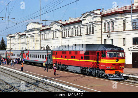 Toula, Russie - le 23 mai 2015 : train de voyageurs sur le chemin de fer gare Moskovsky. Le bâtiment de la gare a été érigée en 1913, puis reconstruit en 195 Banque D'Images