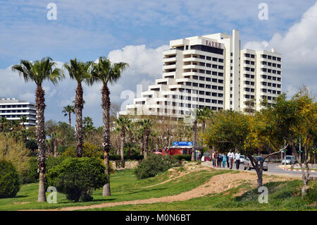 Antalya, Turquie - 26 mars 2014 : les uns flânant contre l'Falez Hotel. Cet hôtel de 5 étoiles offre à ses clients 342 chambres, spa, po Banque D'Images