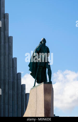 Statue de l'explorateur Viking Leif Erikson ou Leifur Eriksson à l'extérieur. Hallgrímskirkja Reykjavik, Islande Banque D'Images