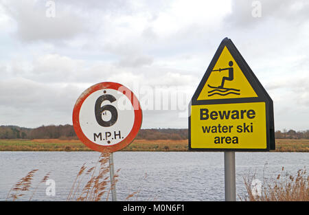 Deux signaux de sécurité sur les Norfolk Broads à la sortie de Rockland à la rivière dyke court à Yare Rockland St Mary, Norfolk, Angleterre, Royaume-Uni. Royaume. Banque D'Images