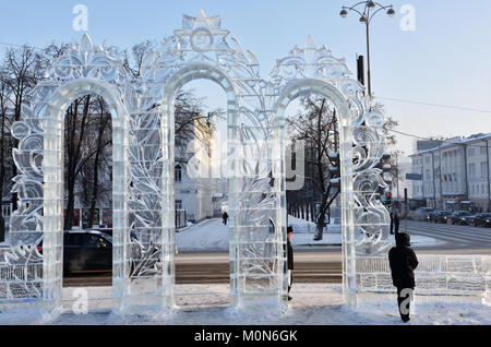 Yekaterinburg, Russie - 2 janvier 2015 : Les gens près de la porte de la ville de glace sur la place de 1905. 18,9 millions de roubles municipalité versée pour la co Banque D'Images