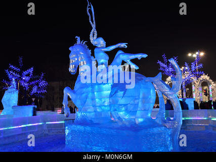 Yekaterinburg, Russie - 2 janvier 2015 : sculptures de glace sur la place de 1905. 18,9 millions de roubles municipalité versée pour la construction de la ville de glace Banque D'Images