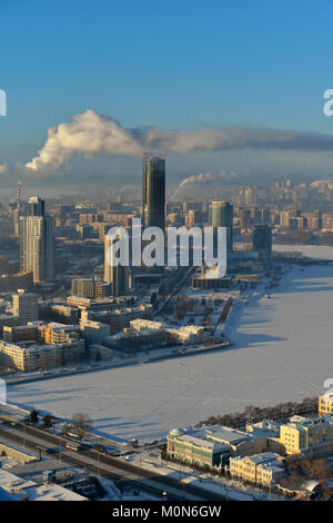 Yekaterinburg, Russie - 2 janvier 2015 : Vue aérienne de la ville d'une journée d'hiver. Ekaterinbourg est la ville la plus compacte avec 1 millions et plus d'hab Banque D'Images