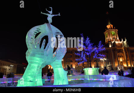 Yekaterinburg, Russie - 2 janvier 2015 : sculptures de glace sur la place de 1905. 18,9 millions de roubles municipalité versée pour la construction de la ville de glace Banque D'Images