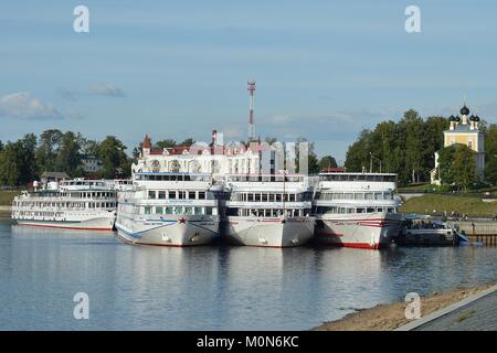 Les bateaux de croisière SUR LA VOLGA À UGLICH Banque D'Images