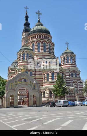 Kharkov, Ukraine - juin 5, 2014 : la cathédrale de l'Annonciation dans une journée ensoleillée. Construit en 1901 par Michael Lovtsov, maintenant c'est l'église principale de Kharkov et bogo Banque D'Images