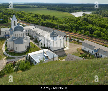 Divnogorie, région de Voronezh (Russie) - 8 juin 2014 : Vue de l'homme Divnogorsky monastère avec l'église de l'Assomption de la Mère de Dieu. L Banque D'Images