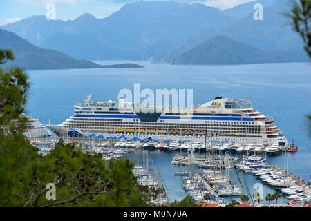 Marmaris, Turquie - 1 mai 2014 : Cruise ship AIDAdiva dans le port de Marmaris. Navires AIDA répondre à le marché germanophone, et dispose de 94  % de moyenne gues Banque D'Images