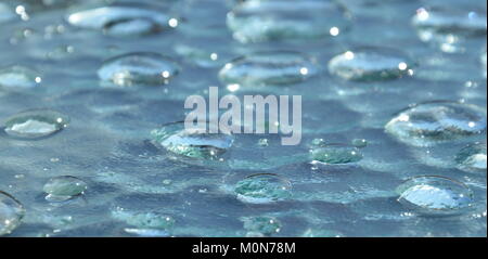 Goutte d'eau rouler sur la table Banque D'Images