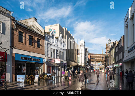 Afficher le long de la rue piétonne de Murraygate vers Wellgate shopping centre à Dundee, Ecosse, Royaume-Uni Banque D'Images