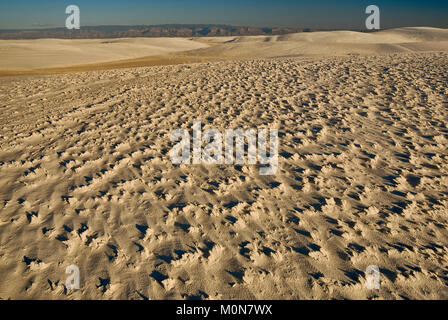 Croûte de sable cimentée dans les dunes de gypse au coucher du soleil dans la zone Alkali Flat Trail au parc national de White Sands, Nouveau-Mexique, États-Unis Banque D'Images