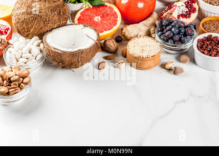 Ensemble d'alimentation saine, de l'alimentation biologique de l'air - Haricots, légumineuses, noix, graines, feuilles, fruits et légumes.. fond blanc copy space Banque D'Images