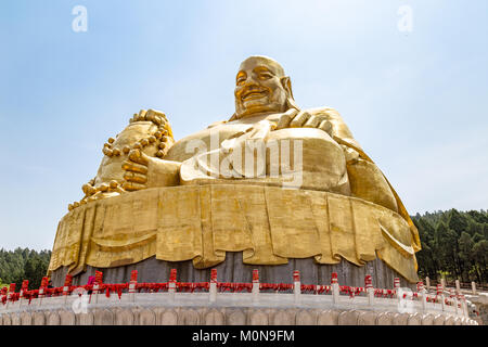 Grande statue en or de Bouddha dans Qianfo Shan, également appelé montagne de la mille bouddha, Jinan, Shandong Province, China Banque D'Images