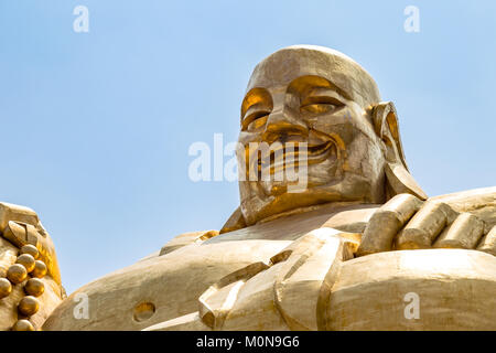 Grande statue en or de Bouddha dans Qianfo Shan, également appelé montagne de la mille bouddha, Jinan, Shandong Province, China Banque D'Images