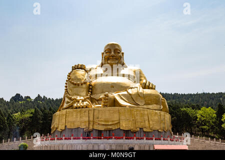 Grande statue en or de Bouddha dans Qianfo Shan, également appelé montagne de la mille bouddha, Jinan, Shandong Province, China Banque D'Images