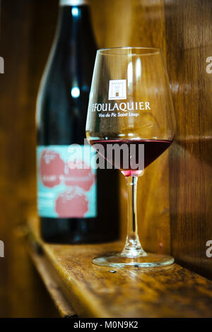 Claret (Sud de la France) : viticole 'Le Mas Foulaquier Pic Saint-Loup, des vins AOP. Verre et bouteille de vin rouge Banque D'Images