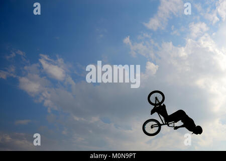 Extreme biker est en train de faire un truc dans l'air sur son vélo Banque D'Images