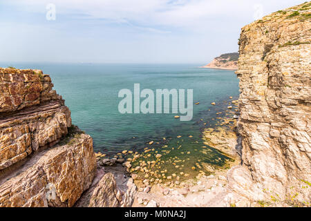 Les falaises rocheuses et les eaux claires dans Jiuzhangya Scenery Spot dans l'île de Changdao, situé près de Yantai, Shandong, Chine Banque D'Images