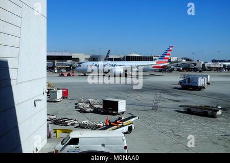 American Airlines avion debout sur le tarmac en cours d'entretien avant le décollage de l'aéroport LAX à Los Angeles, California USA KATHY DEWITT Banque D'Images