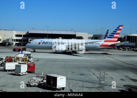 American Airlines avion debout sur le tarmac en cours d'entretien avant le décollage de l'aéroport LAX à Los Angeles, California USA KATHY DEWITT Banque D'Images