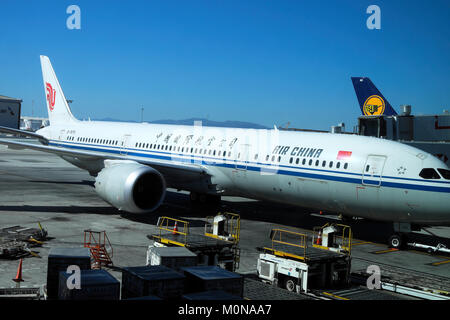 Air China Airlines avion debout sur le tarmac en cours d'entretien avant le décollage de l'aéroport LAX à Los Angeles, California USA KATHY DEWITT Banque D'Images