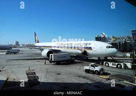 Un avion de Singapore Airlines sur le tarmac permanent en cours d'entretien avant le décollage de l'aéroport LAX à Los Angeles, California USA KATHY DEWITT Banque D'Images