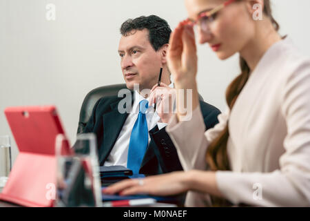 Portrait of a middle-aged Hispanic business man de la pensée Banque D'Images