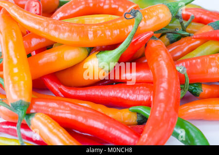 Technique mixte rouge, vert et orange des piments ou des poivrons Banque D'Images