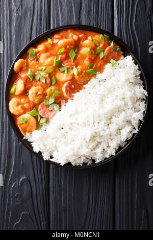 De délicieuses crevettes, saucisse gumbo avec riz et macro sur un plateau sur la table. Haut Vertical Vue de dessus Banque D'Images