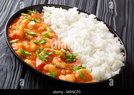 La nourriture créole : epicé gumbo aux crevettes, des saucisses et du riz sur une plaque sur une table horizontale. Banque D'Images