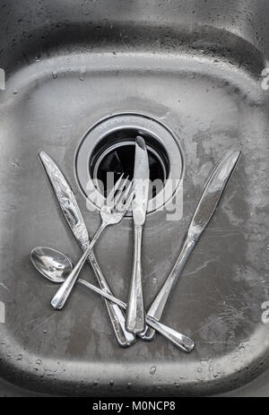 L'ARGENTERIE Couteaux fourchettes et cuillères dans le lavabo Banque D'Images