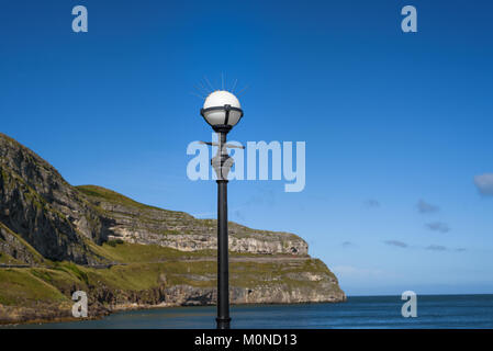 Pour dissuader les pointes d'oiseaux anti mouettes sur une lampe à Llandudno, station balnéaire du nord du Pays de Galles. Banque D'Images