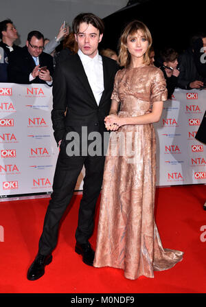 Natalia Dyer et Charlie Heaton assistant à la National Television Awards 2018 qui a eu lieu à l'O2 Arena, Londres. Banque D'Images