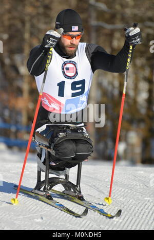 Cross country ski paralympique racer Aaron Pike partir à la course aux États-Unis 2016 Paralympiques Ski Assis races, Craftsbury Outdoor Centre, Craftsbury, VT, USA. Banque D'Images