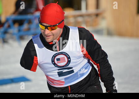 Cross country ski paralympique à racer 2016 Jeux paralympiques américaine Ski Assis races, Craftsbury Outdoor Centre, Craftsbury, VT, USA. Banque D'Images