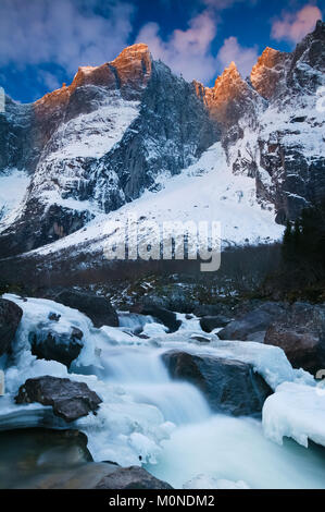 Début d'hiver matin alpenglow sur Trollveggen, ou le mur de Trollette, et les sommets Trolltindene dans la vallée de Romsdalen, Møre og Romsdal, Norvège, Scandinavie Banque D'Images