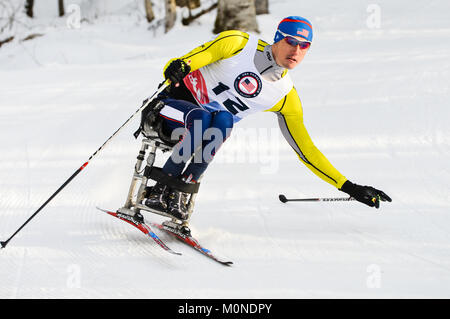 Cross country ski paralympique à racer 2016 Jeux paralympiques américaine Ski Assis races, Craftsbury Outdoor Centre, Craftsbury, VT, USA. Banque D'Images