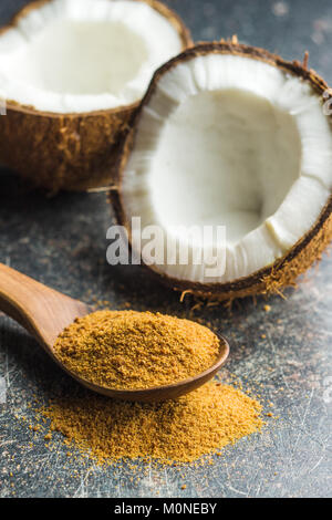 Sucre de coco sucré en cuillère. Banque D'Images